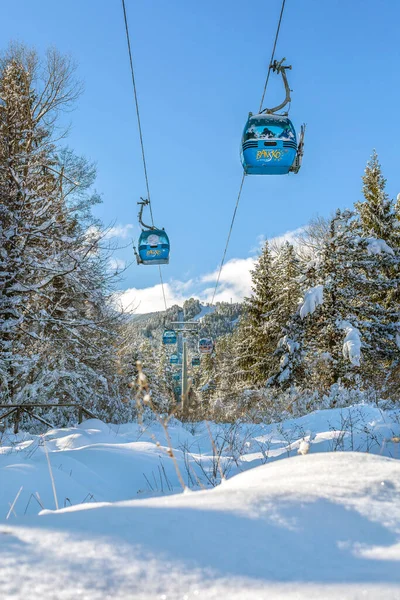 Bansko Bulgarije Februari 2022 Wintersportplaats Met Skilift Gondelcabines Sneeuwbergen Bomen — Stockfoto