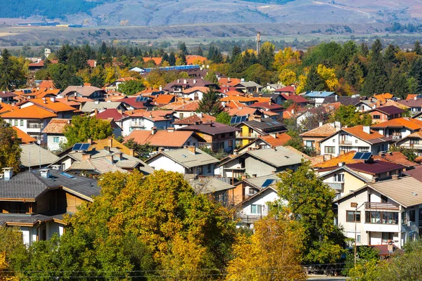 Bansko, Bulgaristan 'ın eski havacılık manzarası evler ve renkli sonbahar ağaçları