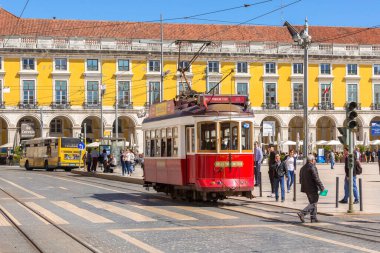 Lisbon, Portekiz - 27 Mart 2018: Kırmızı turistik tramvay, Lizbon ve Şehir Meydanı ticaret sembolü