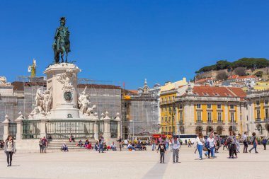 Lizbon, Portekiz - 27 Mart 2018: Praca do Comercio or Commerce Square, people and Saint George Castle on the hill