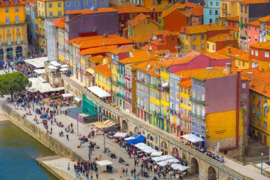 Porto, Portekiz - 1 Nisan 2018: Douro nehri yakınlarındaki renkli evlere sahip eski kasaba ribeira hava sahası manzarası