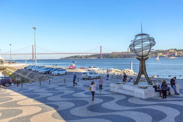 ポルトガルのリスボン 2018年3月27日 発見の記念碑と軍の球 赤い橋の近くの広場 — ストック写真
