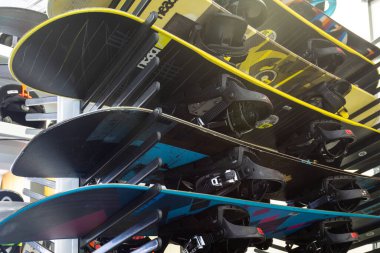 Bansko, Bulgaristan - 21 Aralık 2021: Kayak dükkanında çok sayıda snowboard ekipmanı