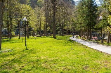 Borjomi, Gürcistan - 27 Nisan 2017: Gürcü spa resort görünümünde bahar yeşil park ve Borjomi sıcak su