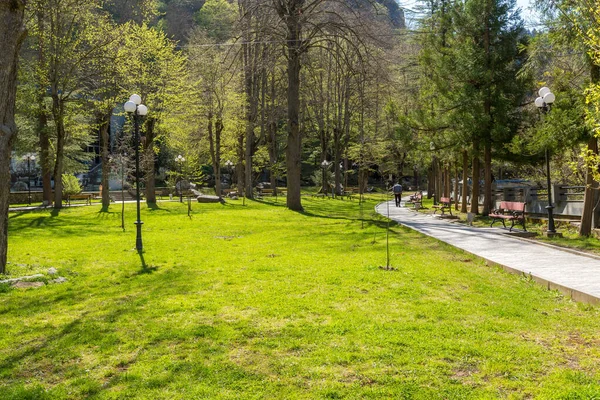 Borjomi Geórgia Abril 2017 Green Park Borjomi Vista Nascente Água — Fotografia de Stock