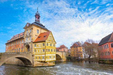 Bamberg, Almanya. Belediye Binası Altes Rathaus 'un Regnitz Nehri üzerinde iki köprüsü var. Yukarı Franconia, Bavyera