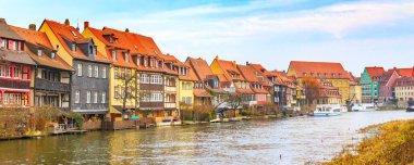 Bamberg, Almanya şehir merkezi. Nehir manzaralı, yarı keresteli evler ve tekne.