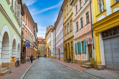 Bamberg, Almanya - 19 Şubat 2017: Renkli evlerin Bamberg şehir merkezi sokak görünümü