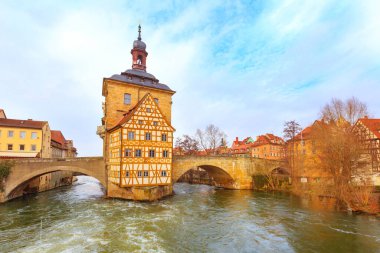 Bamberg, Almanya. Belediye Binası Altes Rathaus 'un Regnitz Nehri üzerinde iki köprüsü var. Yukarı Franconia, Bavyera