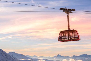 Chamonix Mont Blanc, Fransa - 28 Ocak 2015: Aiguille du Midi 'deki kabin ve pembe gün batımı gökyüzü, Fransız Alpleri