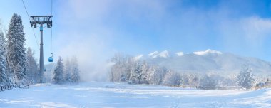 Bansko, Bulgaristan kış kayak merkezi panoraması orman çam ağaçları, Pirin dağı tepeleri manzarası ve gondol kulübeleri