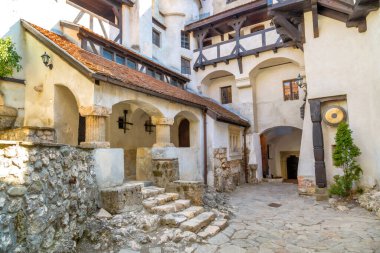 Romanya 'nın Bran kentindeki Drakula şatosunun avlu manzarası