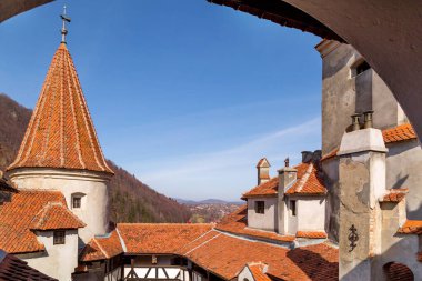 Romanya 'nın Bran kentindeki kemerden Drakula kalesinin avlu manzarası