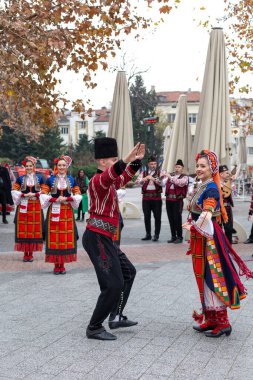 Filibe, Bulgaristan - 26 Kasım 2021: Eski Kentte genç şarap geçidi, geleneksel folklor dansları