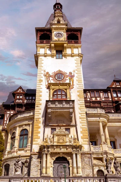 Peles Kasteel Toren Close Uitzicht Zonsondergang Hemel Sinaia Transsylvanië Roemenië — Stockfoto