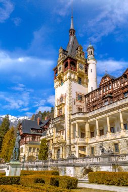 Peles kalesinin yakın görüntüsü ve Carpathian dağları kar zirveleri, Sinaia, Transilvanya, Romanya