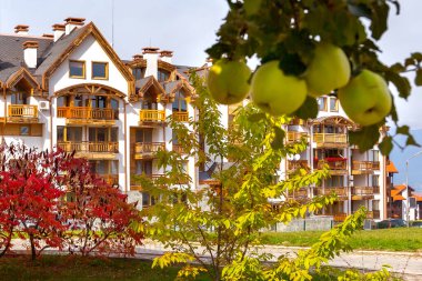 Bansko, Bulgaristan sonbahar manzaralı evler, otel kenti panorama tüm sezon boyunca Bulgar tatil beldesi