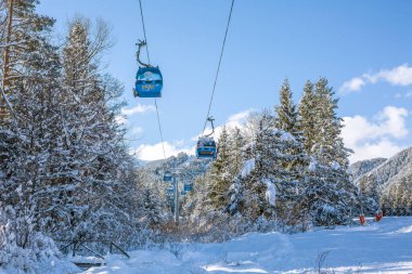 Bulgaristan 'ın Bansko kenti - 3 Şubat 2022: Bulgaristan' ın kayak merkezi gondollu panorama ve Pirin dağı manzaralı