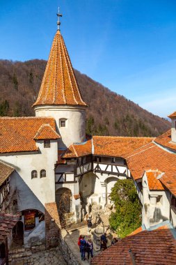 Bran, Romanya - 25 Mart 2015: Drakula kalesi ve turistlerin avlu manzarası