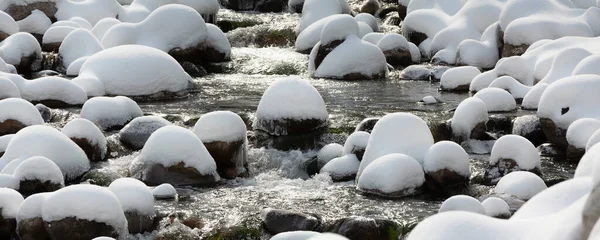 Zimní Prapor Zasněženými Kameny Řeky — Stock fotografie
