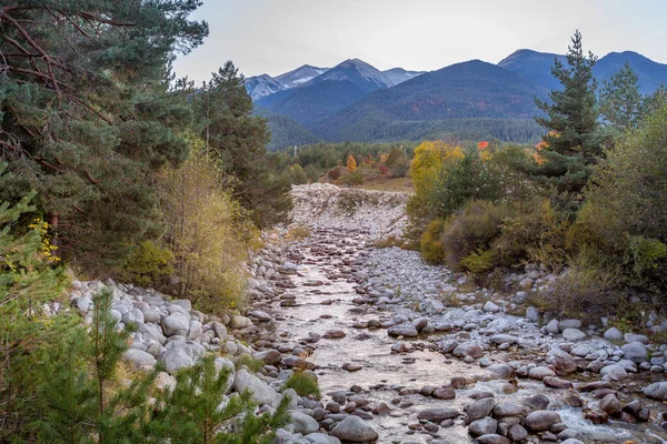 Bansko Bulgarien Herbstlandschaft Mit Fluss Glazne Bunten Bäumen Sonnenuntergang Pirin — Stockfoto