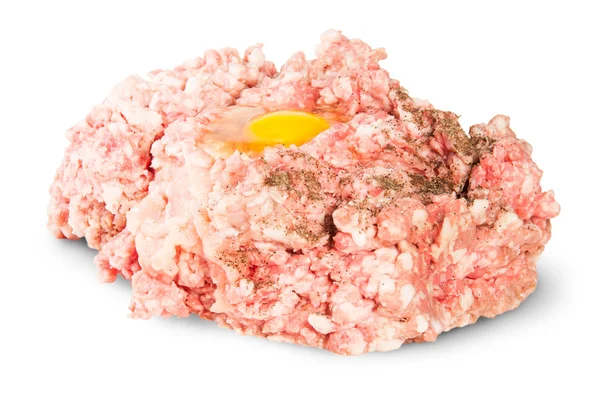 Carne moída crua com ovo e pimenta preta — Fotografia de Stock