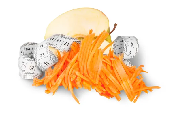 Setengah Sebuah Apel Dengan Carrots Grasi Dan Pengukuran Jahitan — Stok Foto