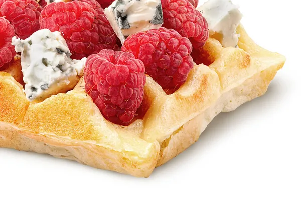 Ahududu ve dorblu peynirli Fransız waffle 'ı. — Stok fotoğraf