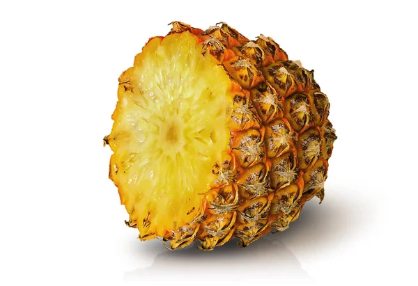 Metà ananas ruotato isolato su bianco — Foto Stock