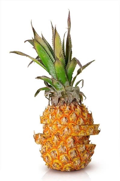 Pila impilata di fette di ananas tagliate isolate su bianco — Foto Stock