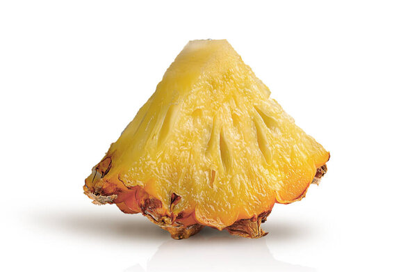 Один ананасовый ломтик вращается изолировано на белом фоне