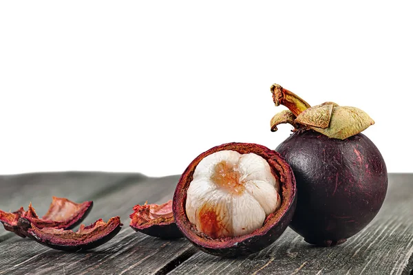 Celý Otevřený Mangosteen Mušlemi Stole Izolované Bílém Pozadí — Stock fotografie