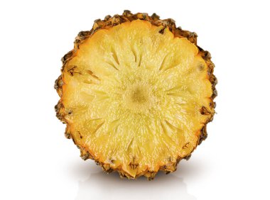 Beyaz arkaplanda ananas dilimi kenarının yarısı izole