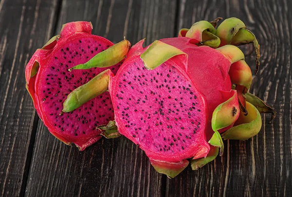 Dos Mitades Fruta Dragón Sobre Tablones Fondo Borroso — Foto de Stock