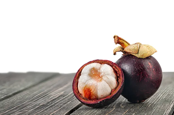 Celý Otevřený Mangosteen Stole Izolované Bílém Pozadí — Stock fotografie