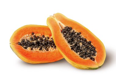Beyaz arka planda birbiri ardına iki tane olgun papaya.