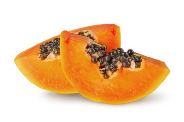 Beyaz arka planda iki dilim olgun papaya.