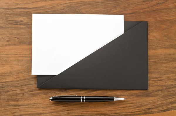 Пустая бумага в черной папке и ручке — стоковое фото