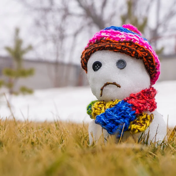 Triste bonhomme de neige avec chapeau et écharpe — Photo