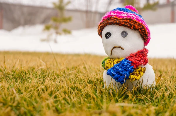 Boneco de neve triste com chapéu e cachecol — Fotografia de Stock