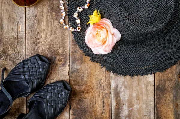 Summer hat and shoes — Stock Photo, Image