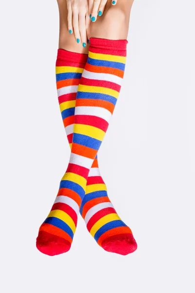 Pernas femininas bonitas em meias coloridas — Fotografia de Stock
