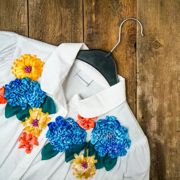 Zijde bloem borduurwerk op de witte blouse — Stockfoto