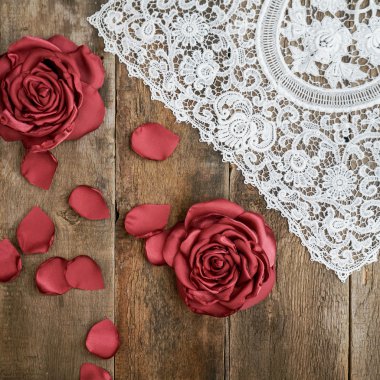 Vintage el yapımı çiçekler ve vintage danteller