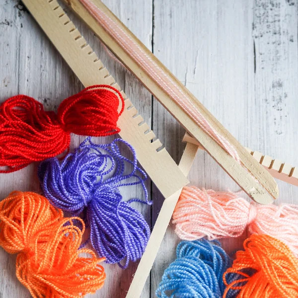 Kleurrijke draden en loom — Stockfoto