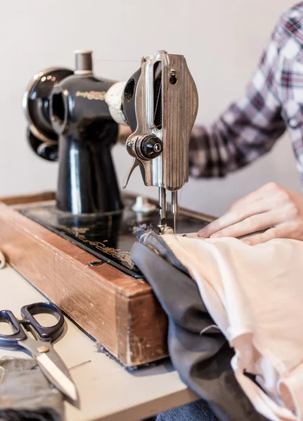 Антикварная швейная машина — стоковое фото