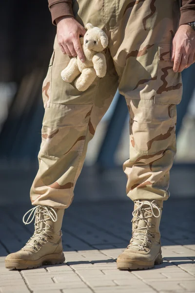 Militärmann mit Spielzeug — Stockfoto