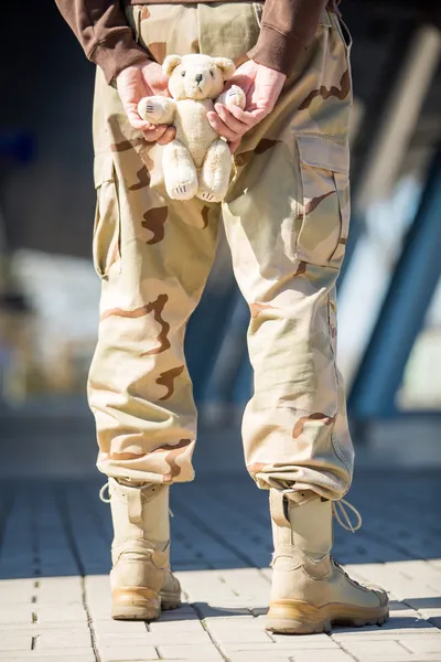 军事男子抱着一个玩具 — 图库照片
