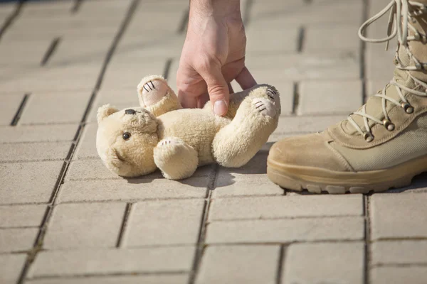 Mãos de um homem com um brinquedo — Fotografia de Stock