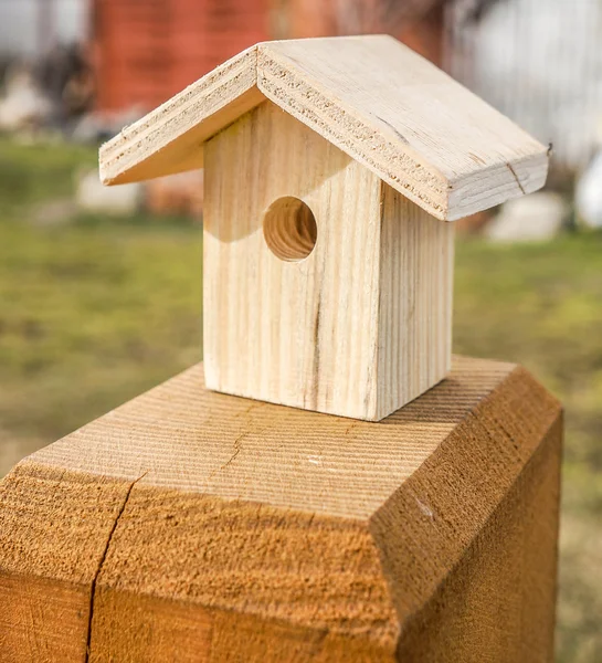 Casa di uccelli in legno — Foto Stock